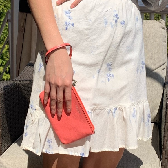 Small Coach coral wristlet - Picture 2 of 5